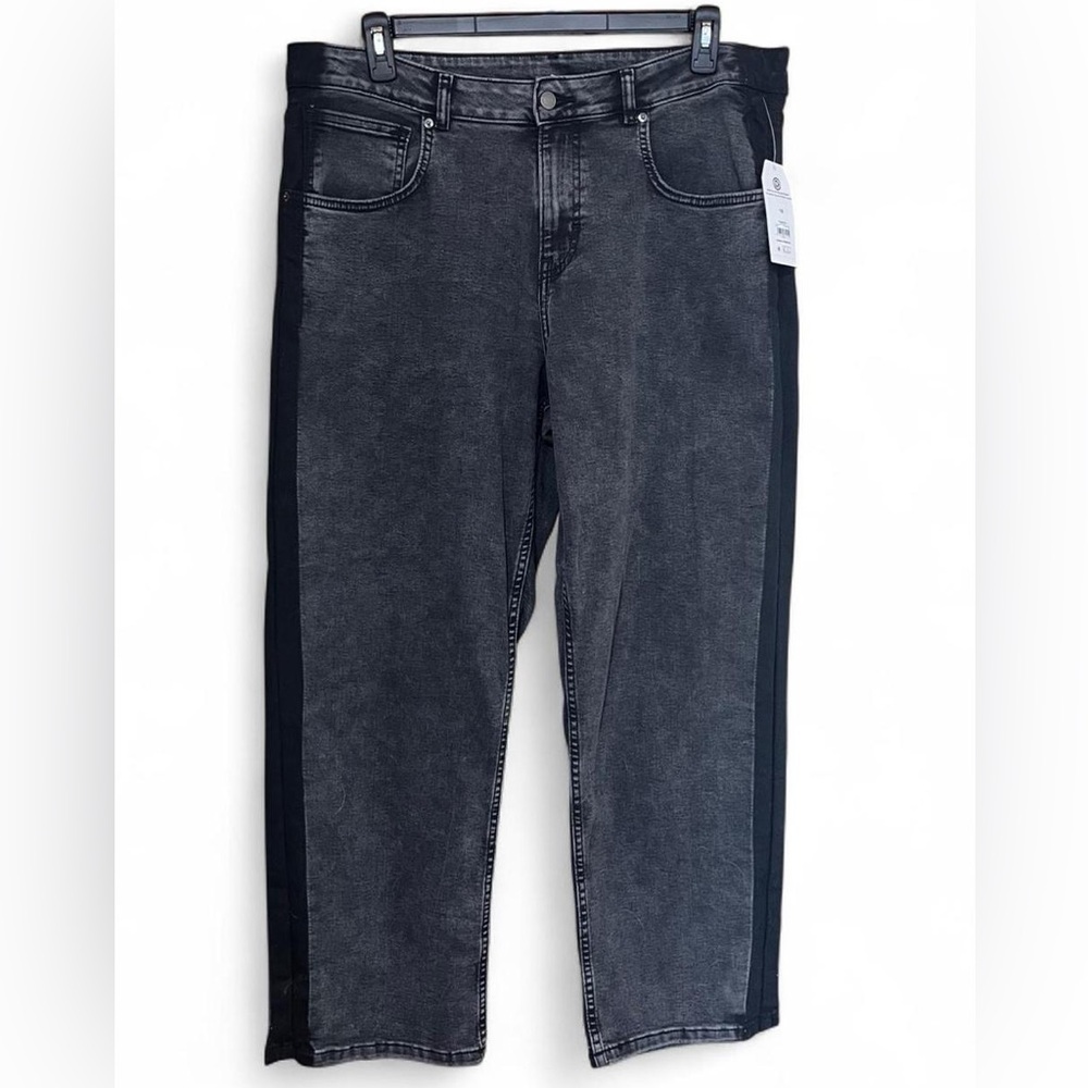 NWT No Boundaries Women’s Black Wash Relaxed Jean Size 16
